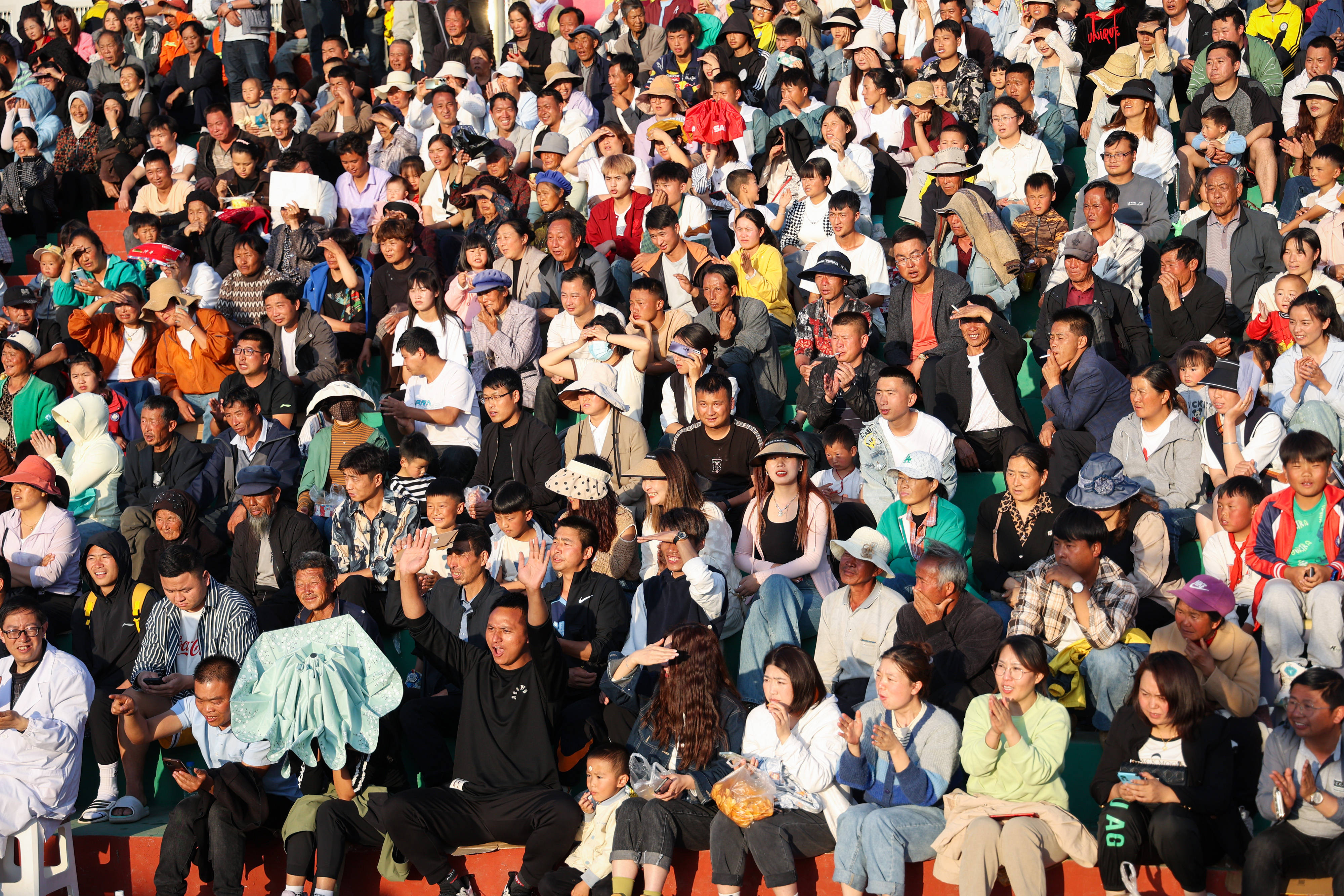 开云体育app-场面火爆！排球观众席沸腾不已