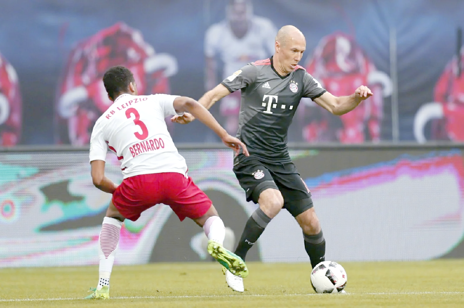 开云体育入口-荷兰逆转莱比锡红牛，莱万统治全场