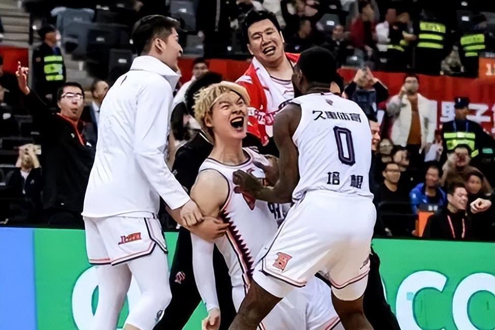 开云体育官网-广东队绝杀深圳队，王哲林统治全场