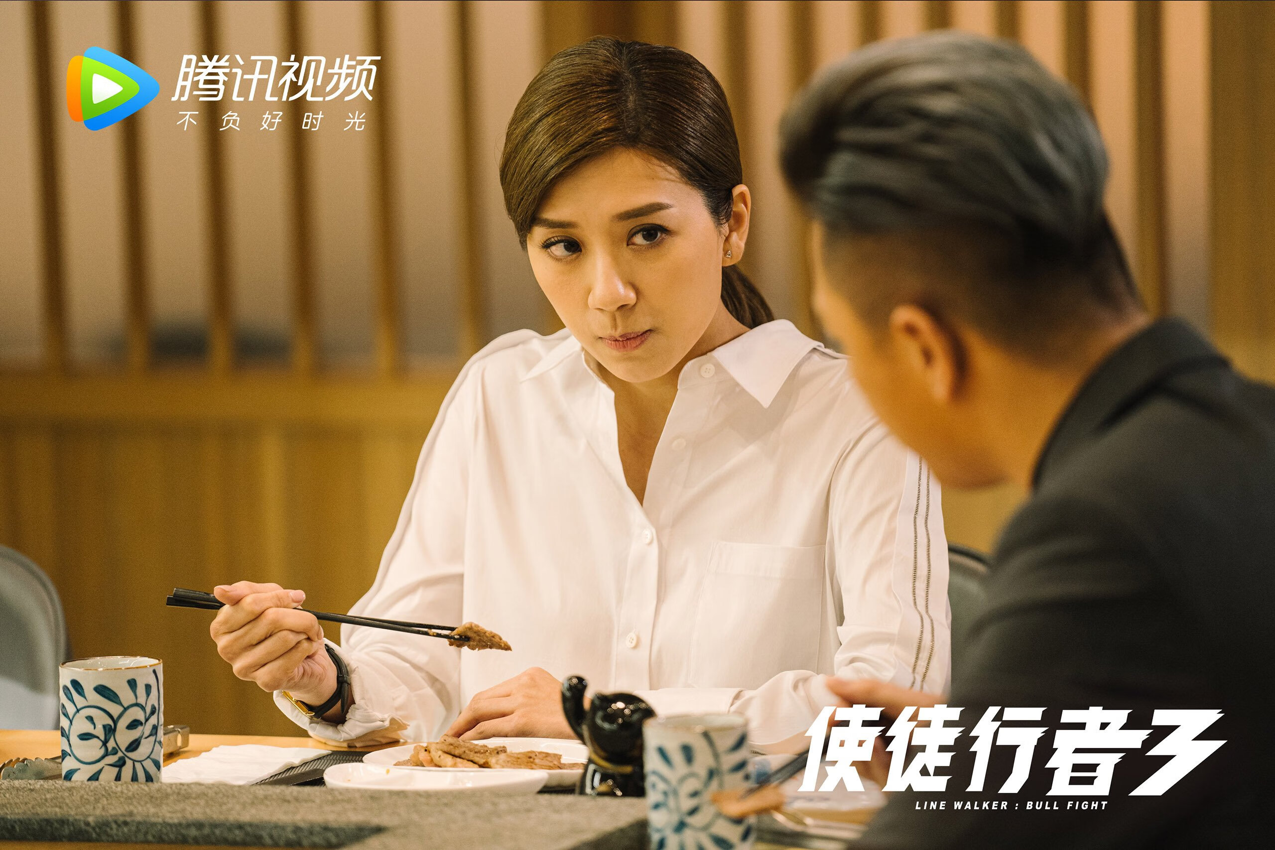 红墙之影,当库尔图瓦的叹息,淹没在葡萄牙的黄金风暴里